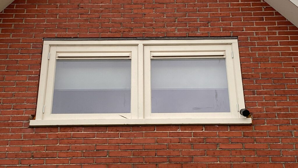 Houten draairamen bovenverdieping met ventilatieroosters