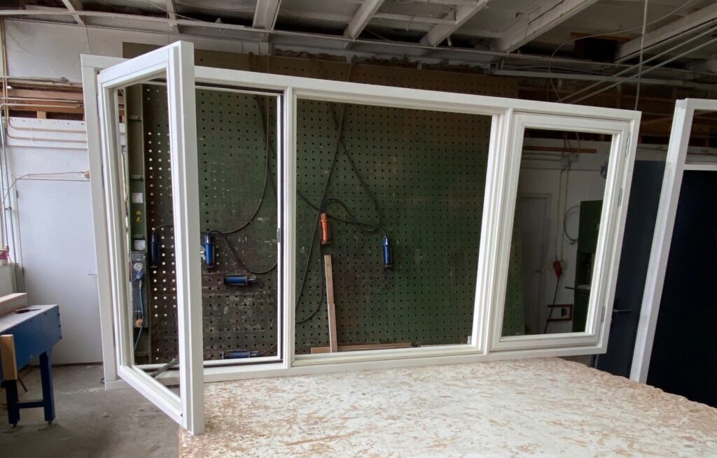 Openslaande ramen en vast glas houten kozijn