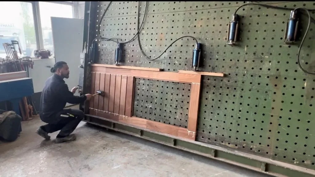 Houten deurkozijnen zo gaat dat in zijn werk
